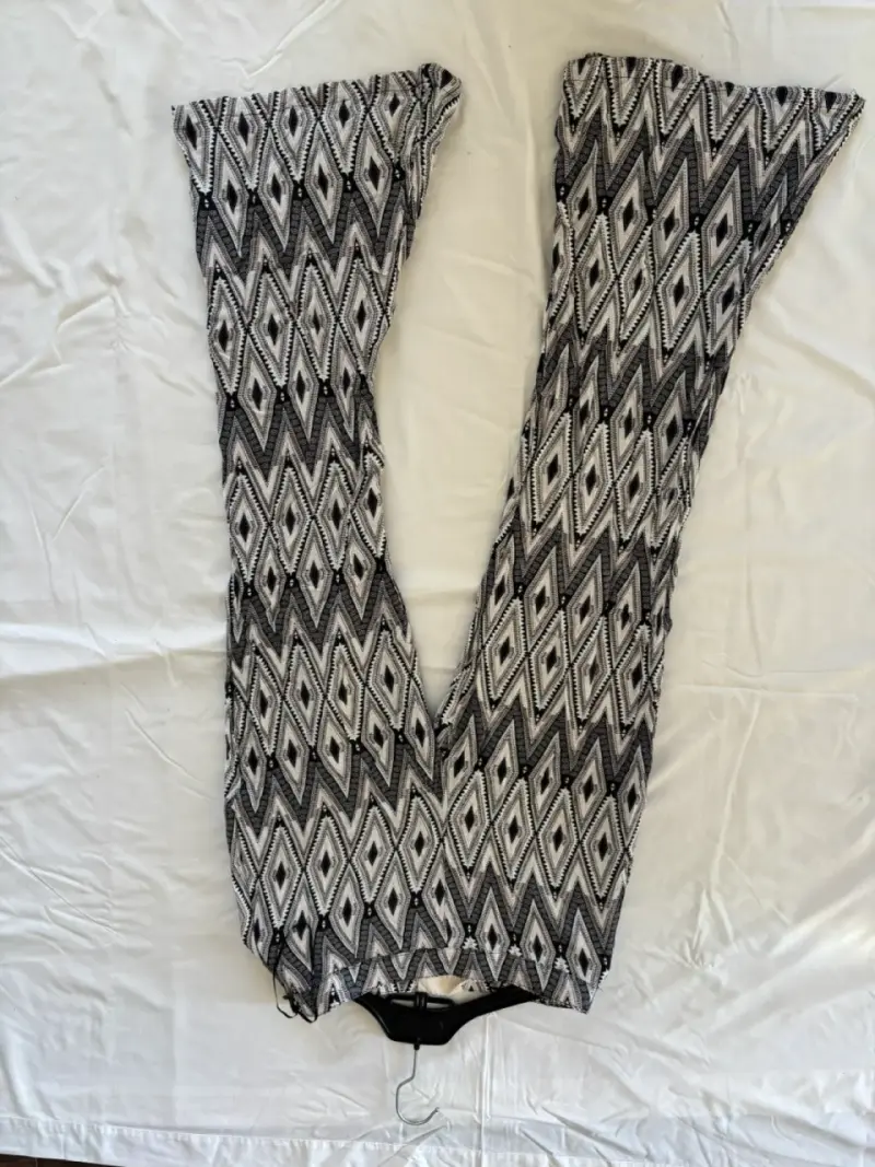 Pantalones acampanados con estampado geométrico - 1