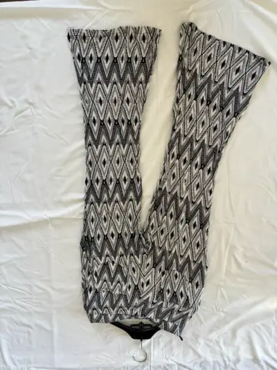Pantalones acampanados con estampado geométrico - miniatura 2
