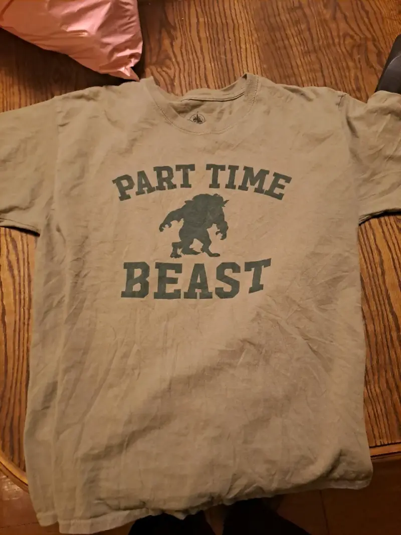 Polera Disney con diseño 'Part Time Beast' - 3