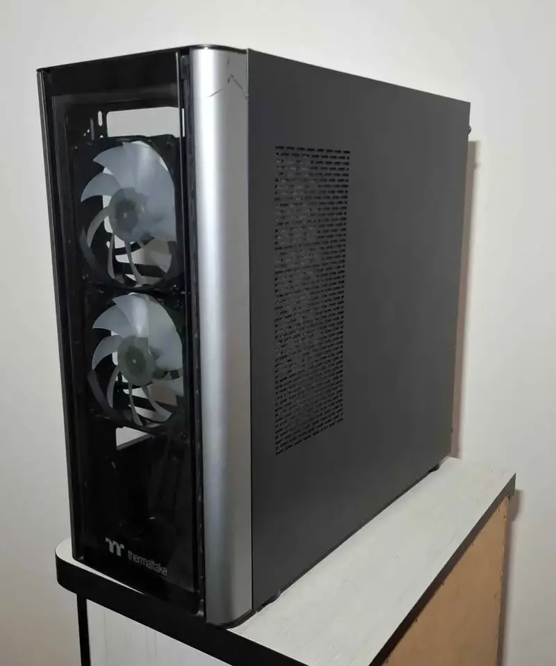 Gabinete Thermaltake con ventiladores RGB - 2