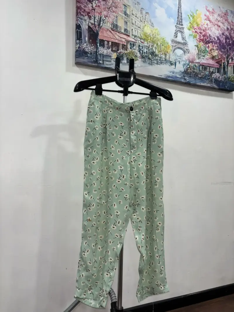 Pantalones verde con estampado floral - 1