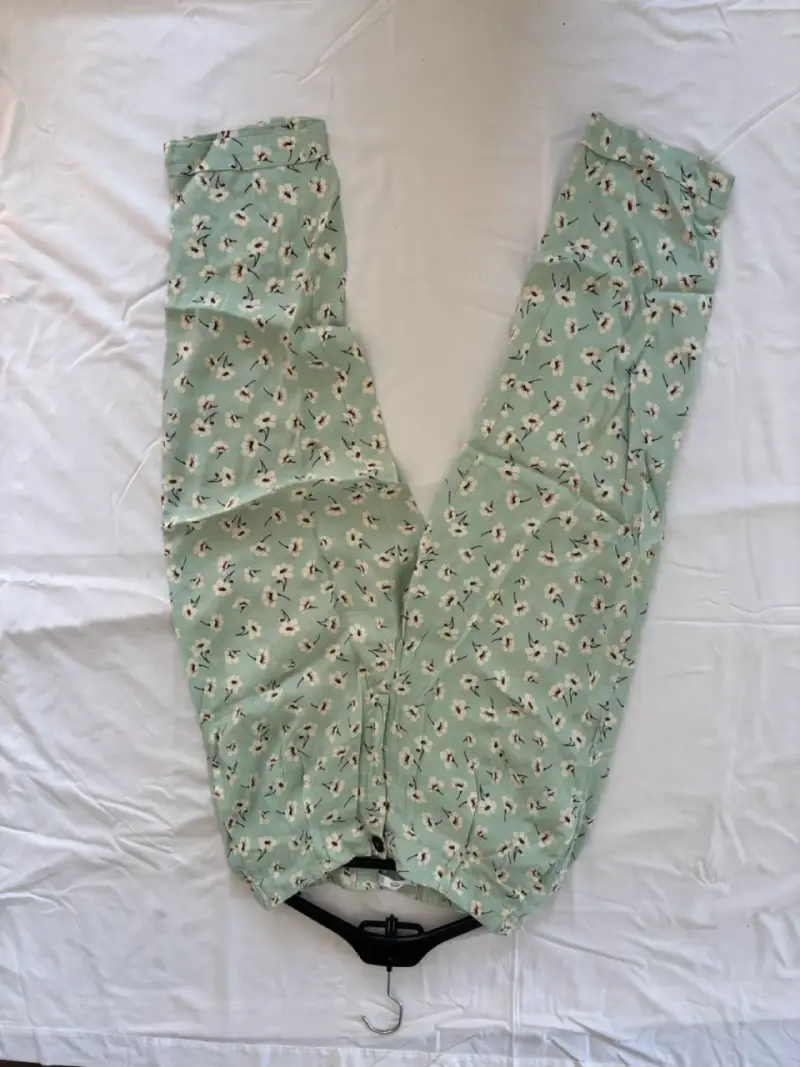 Pantalones verde con estampado floral - 2