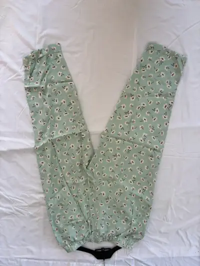Pantalones verde con estampado floral - miniatura 3