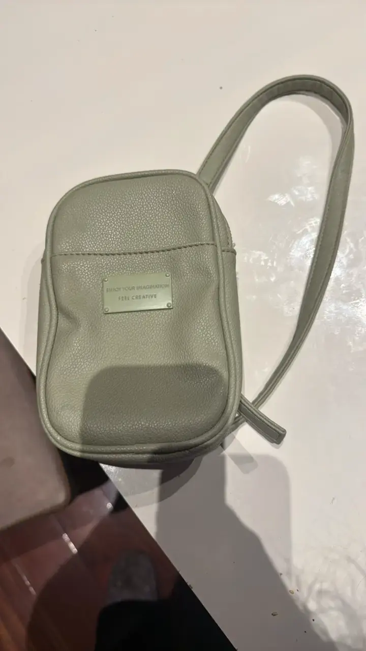 Bolso pequeño verde con correa ajustable