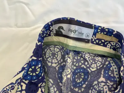 Pantalones anchos estampados azul y blanco - miniatura 3