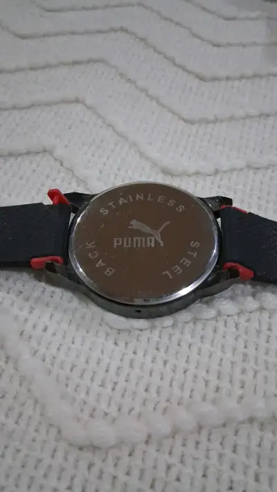 Reloj Puma negro y rojo deportivo - miniatura 3