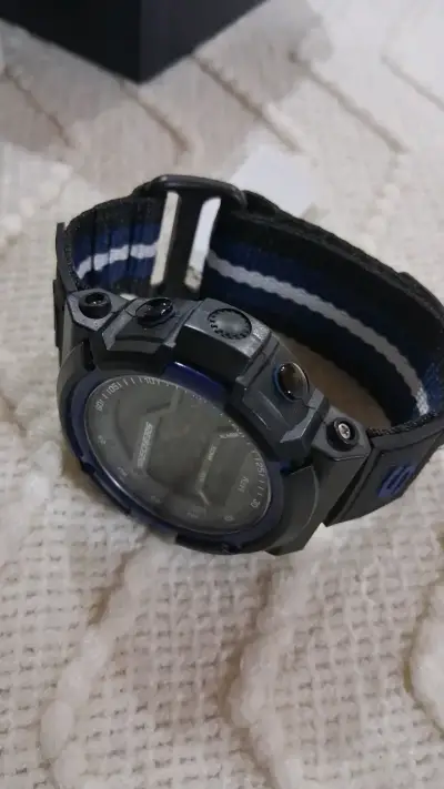 Reloj digital Skechers negro y azul resistente al agua - miniatura 3