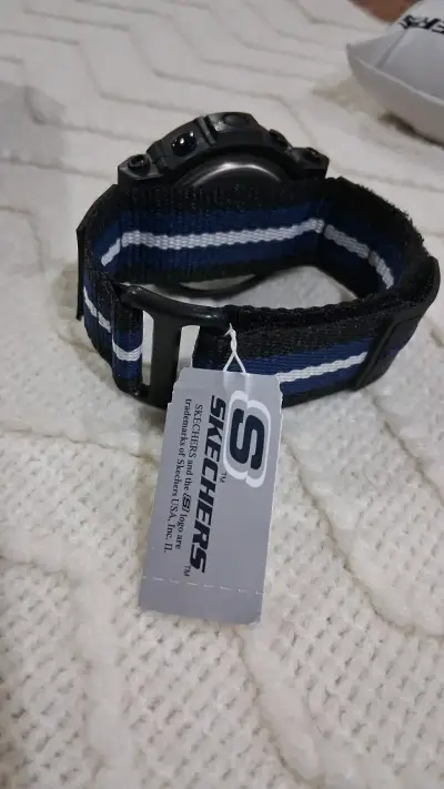 Reloj digital Skechers negro y azul resistente al agua - miniatura 4