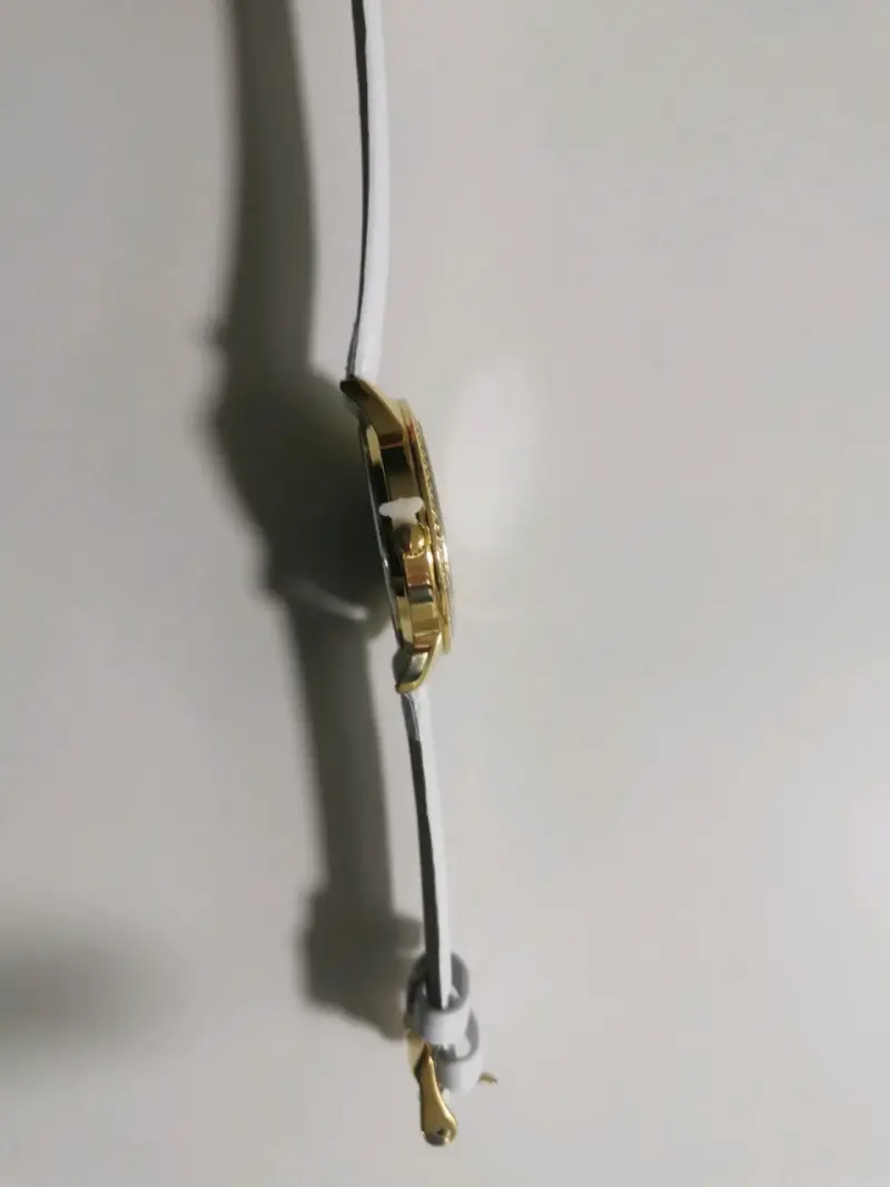 Reloj de pulsera dorado con correa blanca - 6