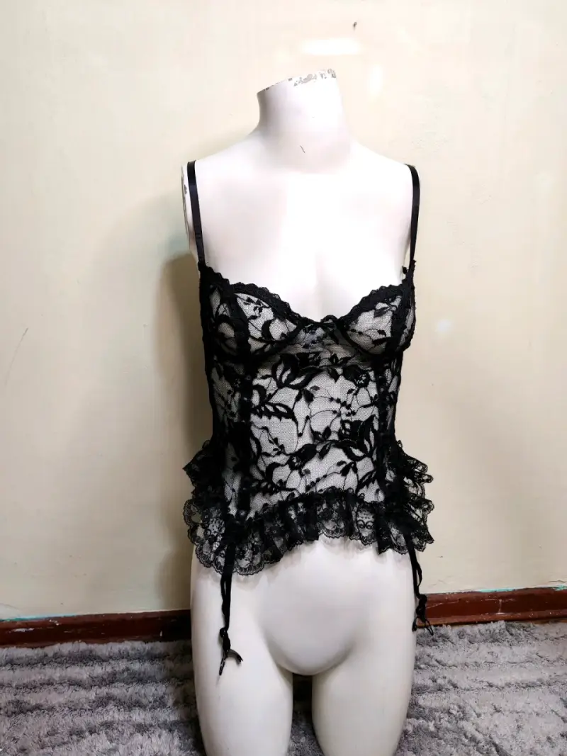 Top de encaje negro con tirantes ajustables - 1