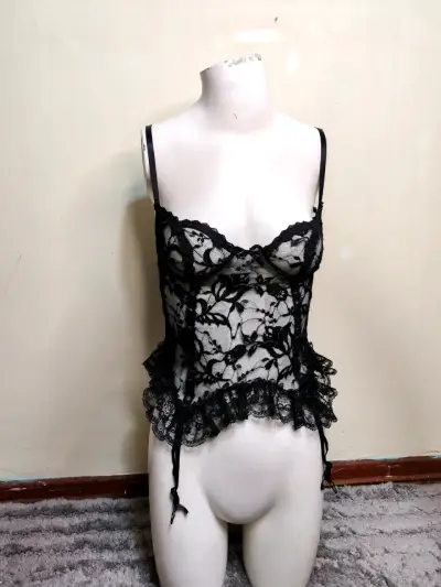 Top de encaje negro con tirantes ajustables - miniatura 1