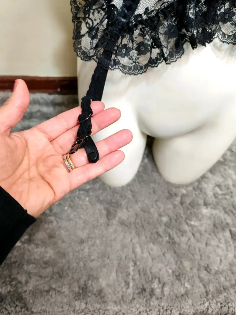Top de encaje negro con tirantes ajustables - 2