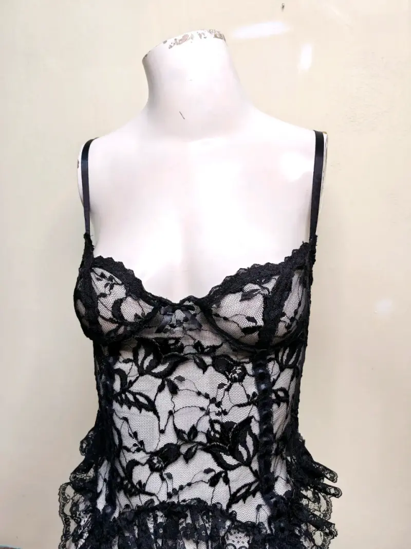 Top de encaje negro con tirantes ajustables - 3