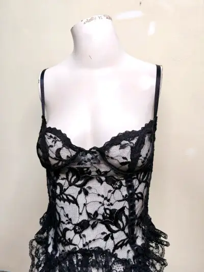 Top de encaje negro con tirantes ajustables - miniatura 3