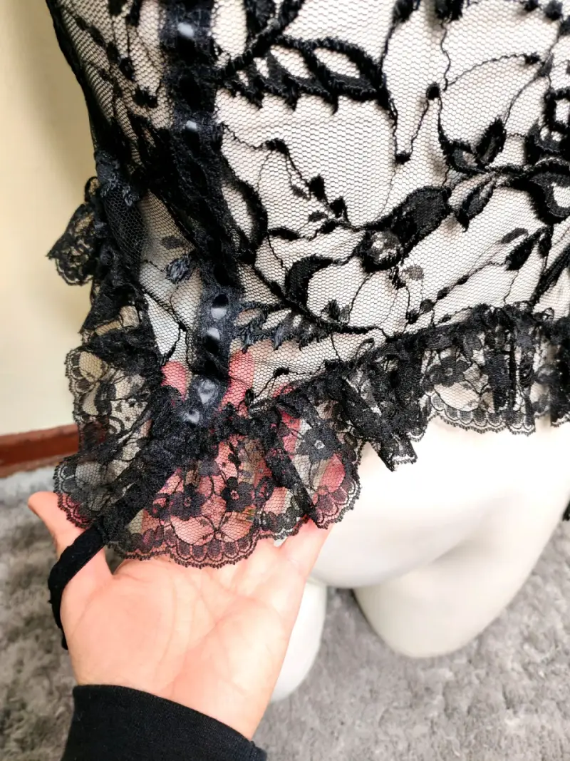 Top de encaje negro con tirantes ajustables - 4