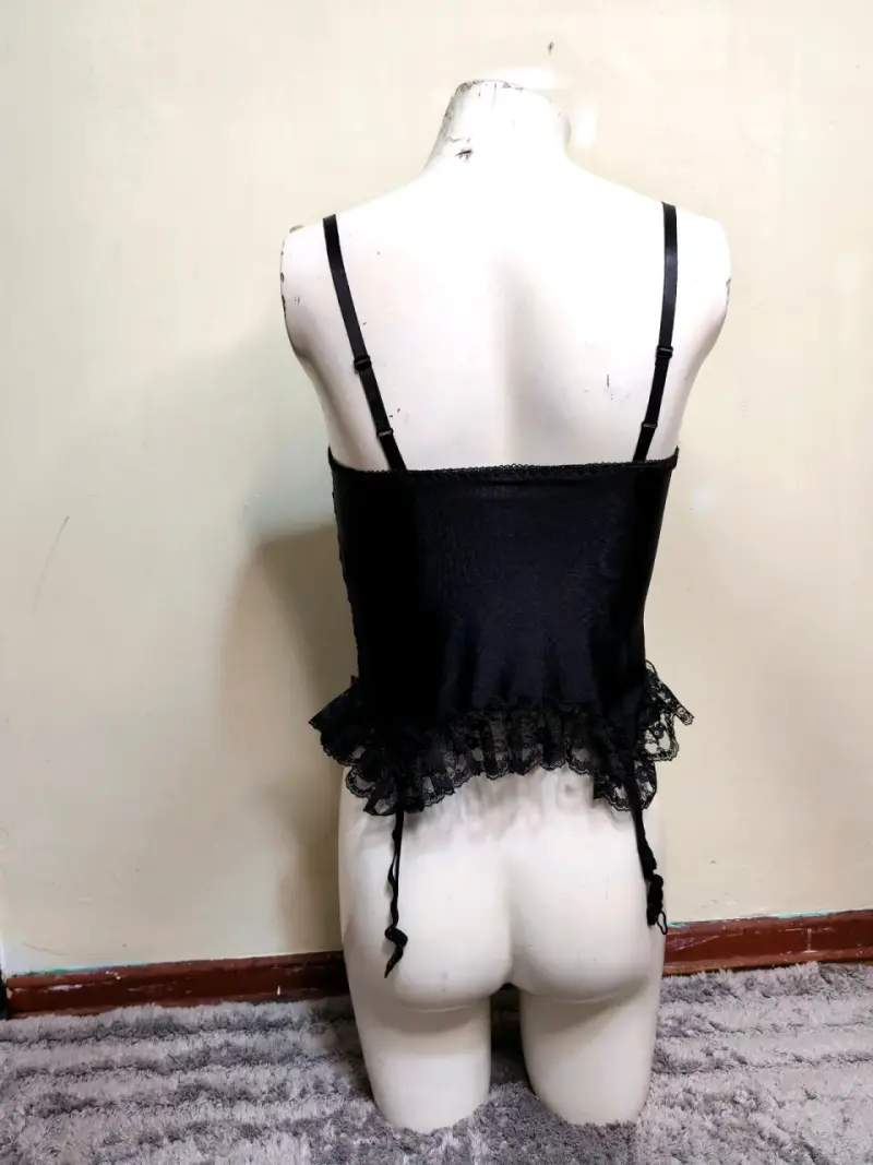 Top de encaje negro con tirantes ajustables - 5