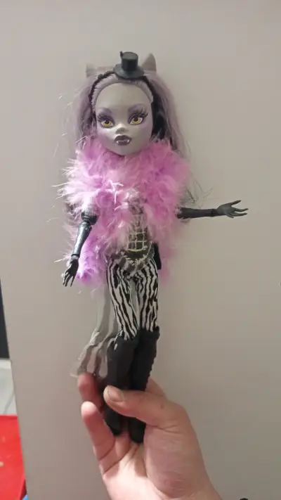Muñeca Monster High con atuendo original - miniatura 1
