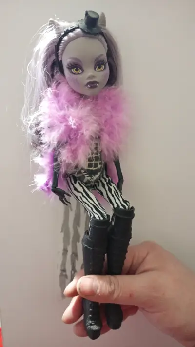 Muñeca Monster High con atuendo original - miniatura 2