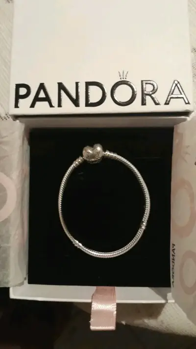 Pulsera Pandora de plata con dije de corazón - miniatura 1
