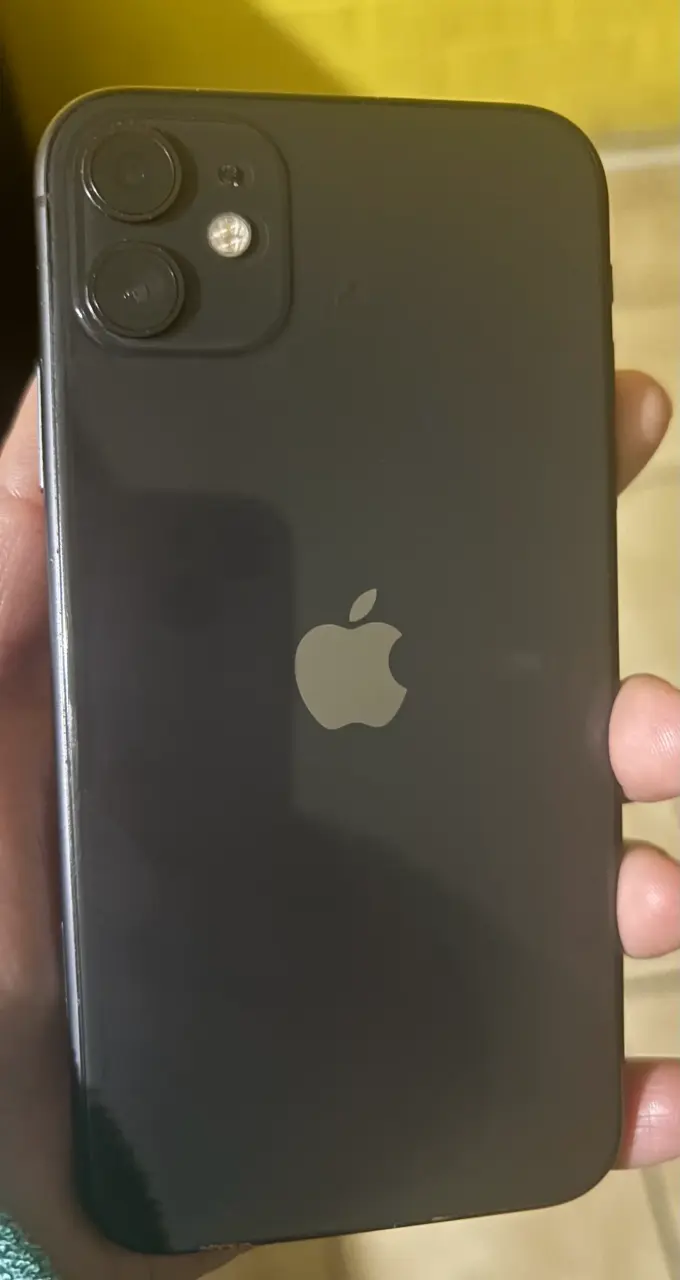 iPhone 11 en buen estado color negro - 1