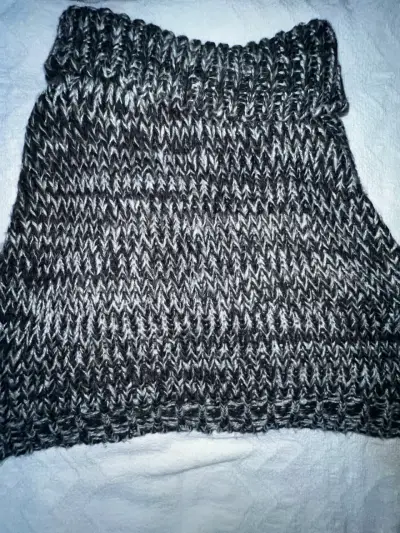 Poncho pequeño gris con negro - miniatura 2