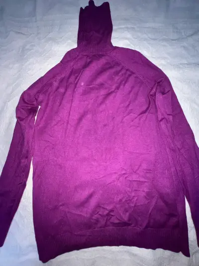 Polera morada de cuello alto para mujer - miniatura 1