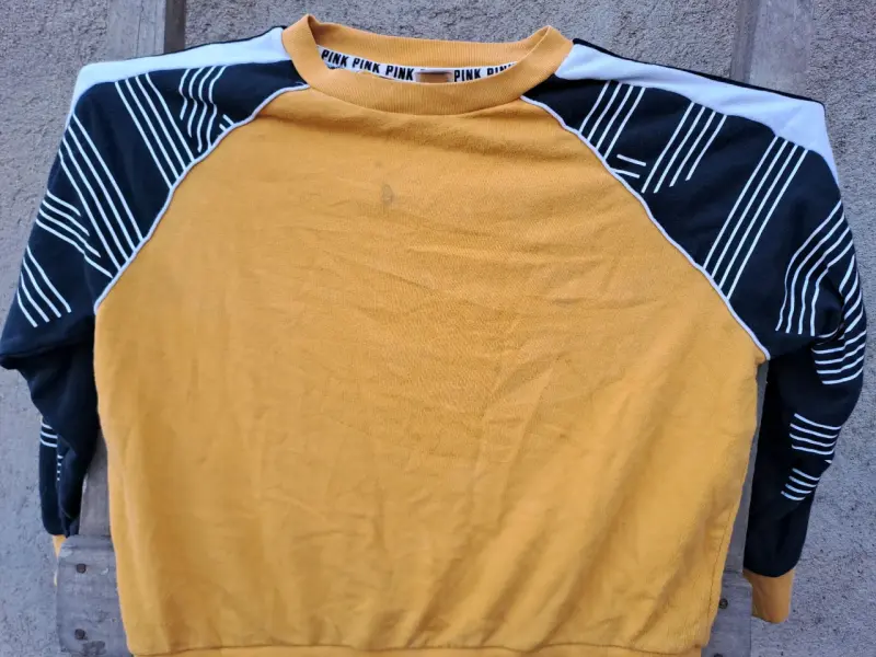 Polerón amarillo con mangas estampadas - 1