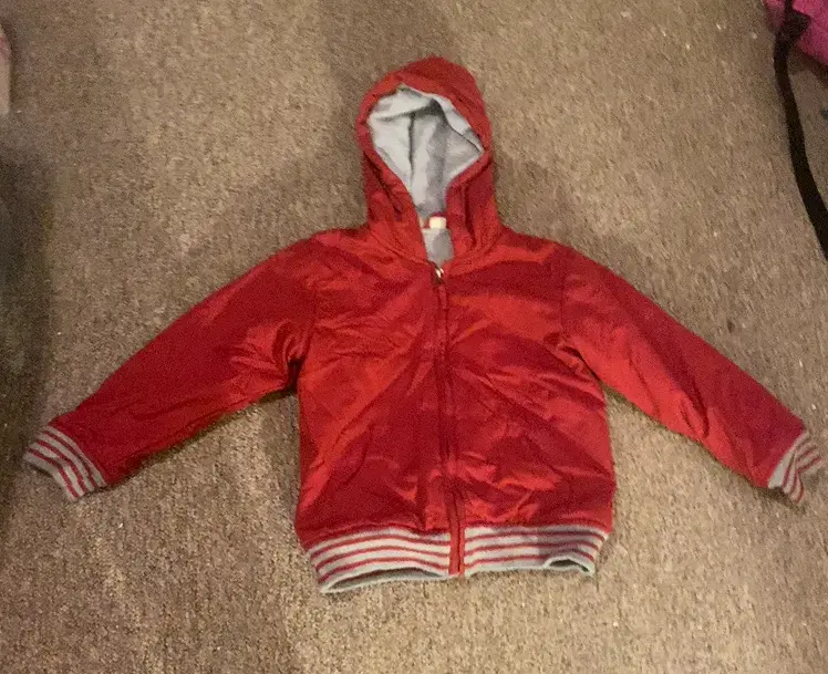 Chaqueta roja para niño con capucha