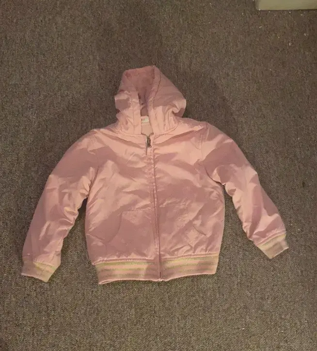 Chaqueta rosada con capucha para niña