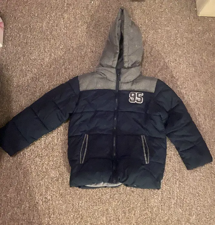 Chaqueta acolchada con capucha para niño