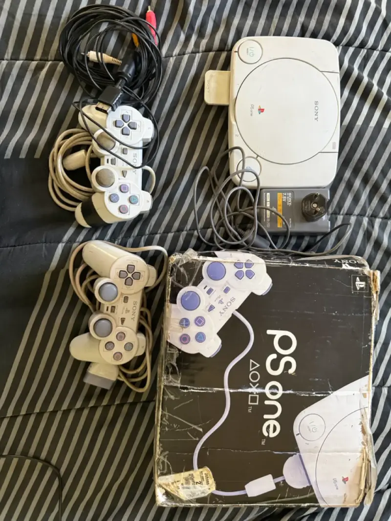 Consola Sony PS One con controles y cables