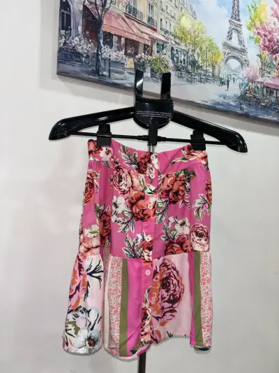 Falda corta floral rosa con botones - miniatura 2