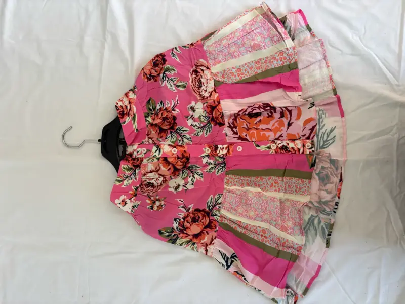 Falda corta floral rosa con botones - 3