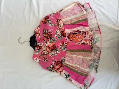 Falda corta floral rosa con botones - miniatura 3