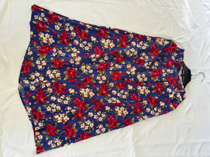 Vestido floral azul con estampado de flores rojas