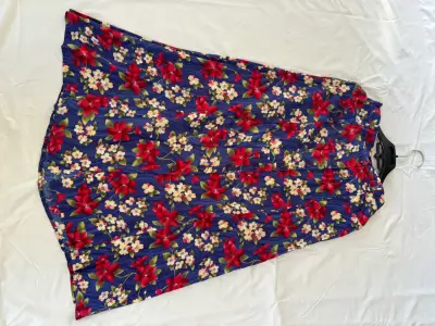 Vestido floral azul con estampado de flores rojas - miniatura 1