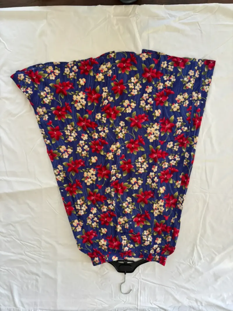 Vestido floral azul con estampado de flores rojas - 2