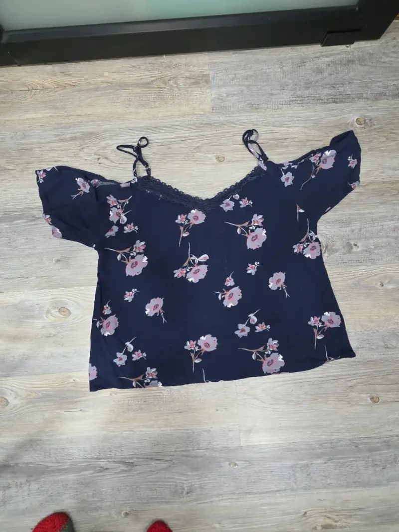 Blusa floral azul con tirantes ajustables - 1