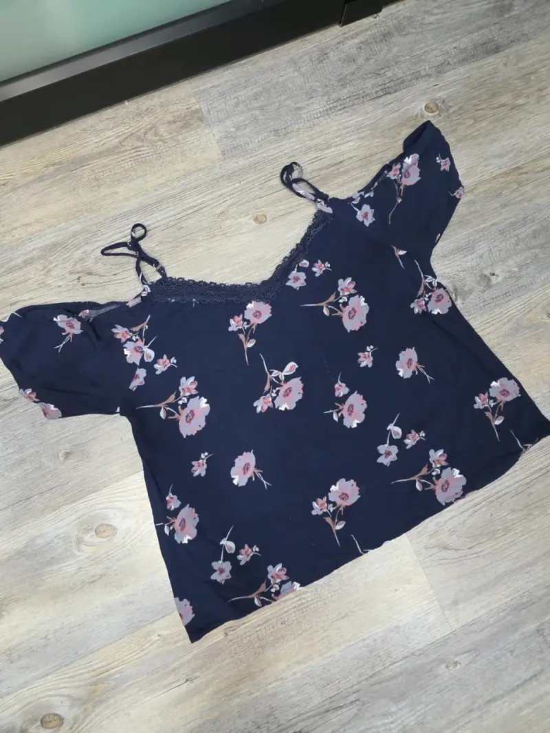 Blusa floral azul con tirantes ajustables - 2