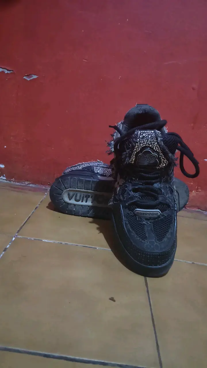 Zapatillas deportivas negras desgastadas - 1