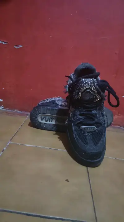 Zapatillas deportivas negras desgastadas - miniatura 1