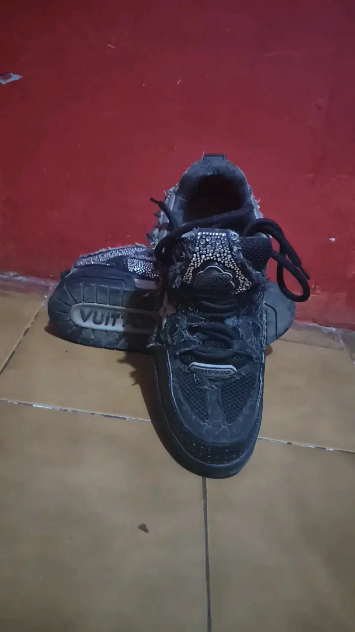 Zapatillas deportivas negras desgastadas - 2