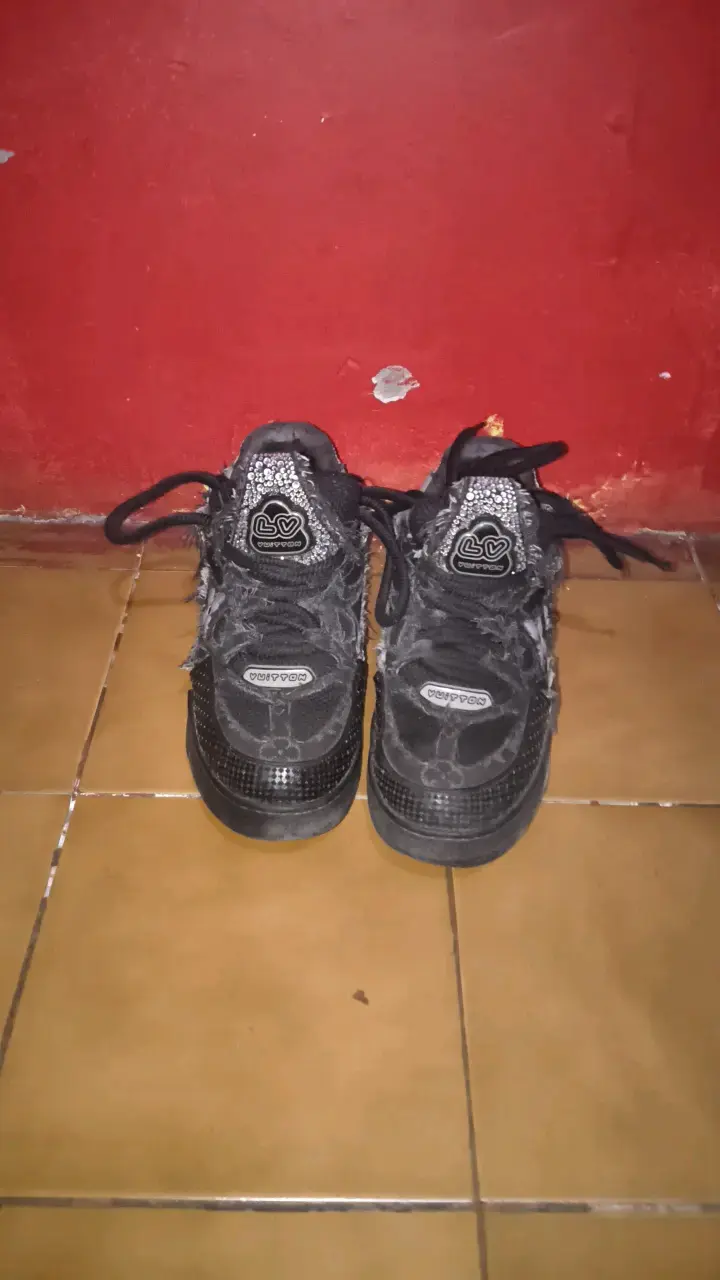 Zapatillas deportivas negras desgastadas - 3