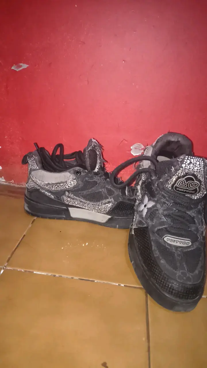 Zapatillas deportivas negras desgastadas - 4