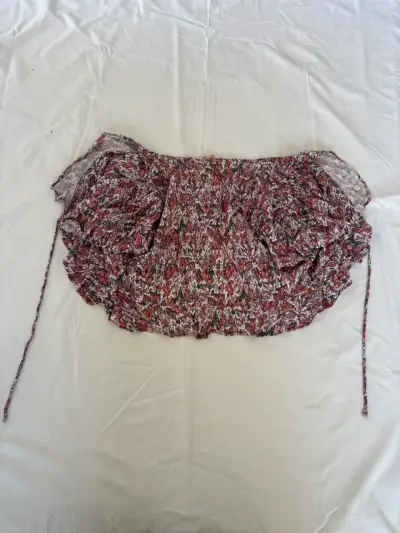 Blusa estampada floral con volantes - miniatura 1