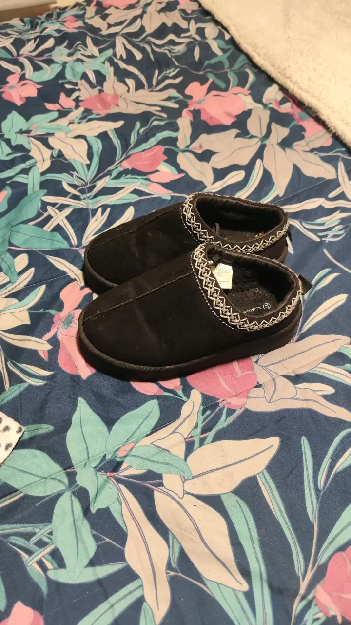 Pantuflas negras de invierno con diseño tejido - 3