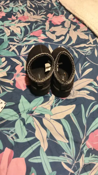 Pantuflas negras de invierno con diseño tejido - miniatura 4