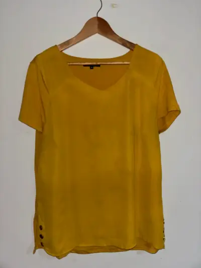 Blusa amarilla de manga corta con botones - miniatura 1