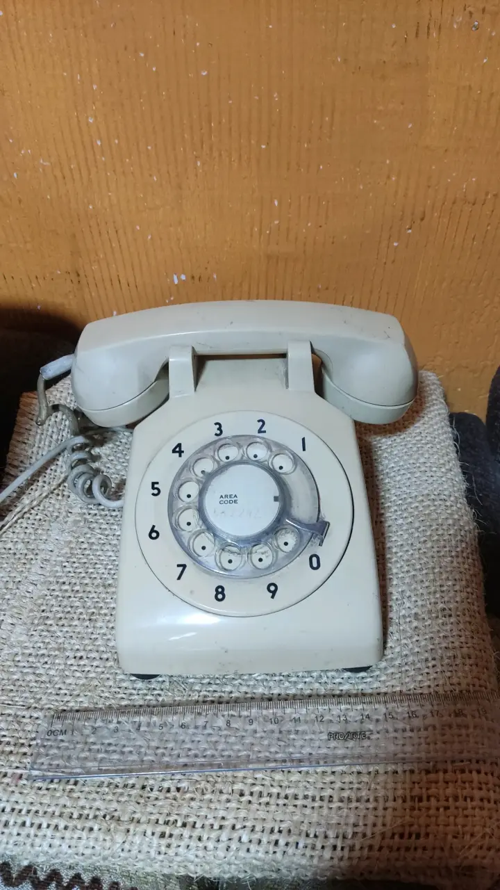Teléfono antiguo de disco beige vintage - 1