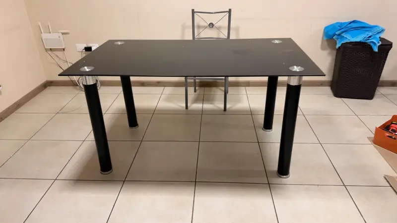 Mesa de comedor moderna de vidrio negro - 1
